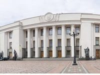 Нардепы решили разрешить госслужащим в зоне АТО пользоваться оружием для самозащиты